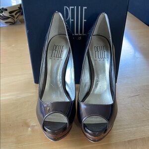 Pelle Moda Burlywood Metallic Patent Leather Shoes size 7